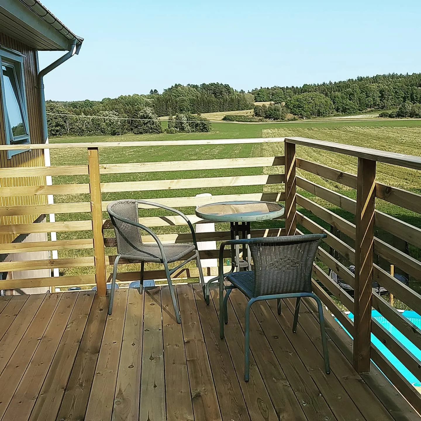 Jessica arbetar i en trädgård